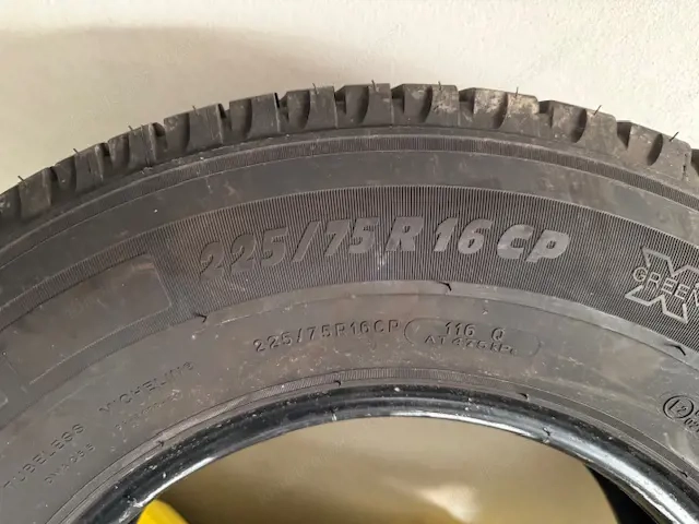 Sommerreifen ( ohne Felgen ) neuwertig - nur ca 2000 km