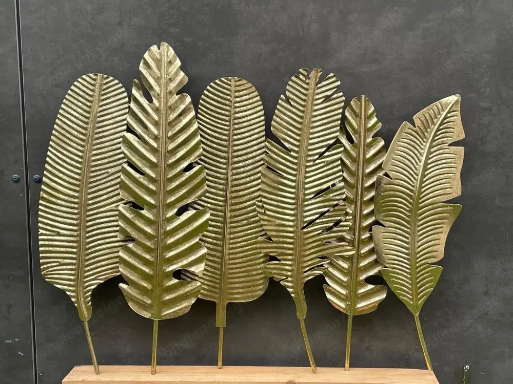 goldenes Dekoelement mit Federn