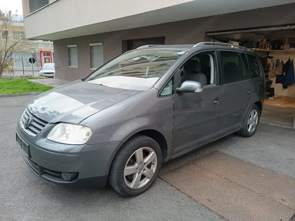 verkaufe VW Touran, 8 fach bereift neu vorgeführt.tüf bis 12.2026 