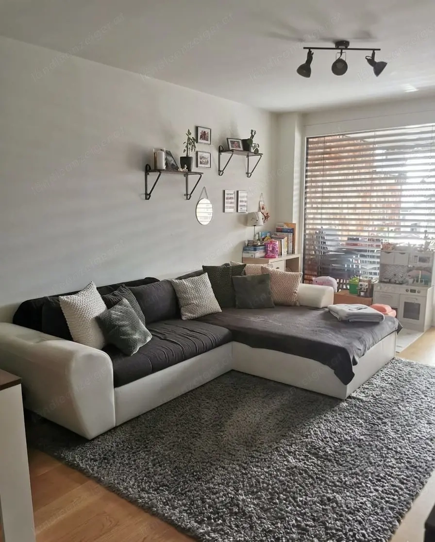 Charmante neuwertige 2 Zi-Wohnung im 1 Stock, Balkon mit Markise, Tiefgaragenplatz und Kellerabteil