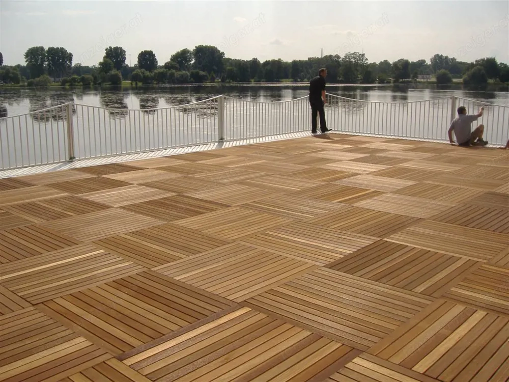 Holzfliese Geriffelt 100 cm x 100 cm ca. 1000qm verfügbar