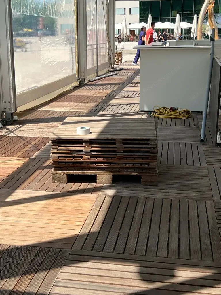 Teak-Holzfliese Geriffelt 100 cm x 100 cm ca. 1000qm verfügbar