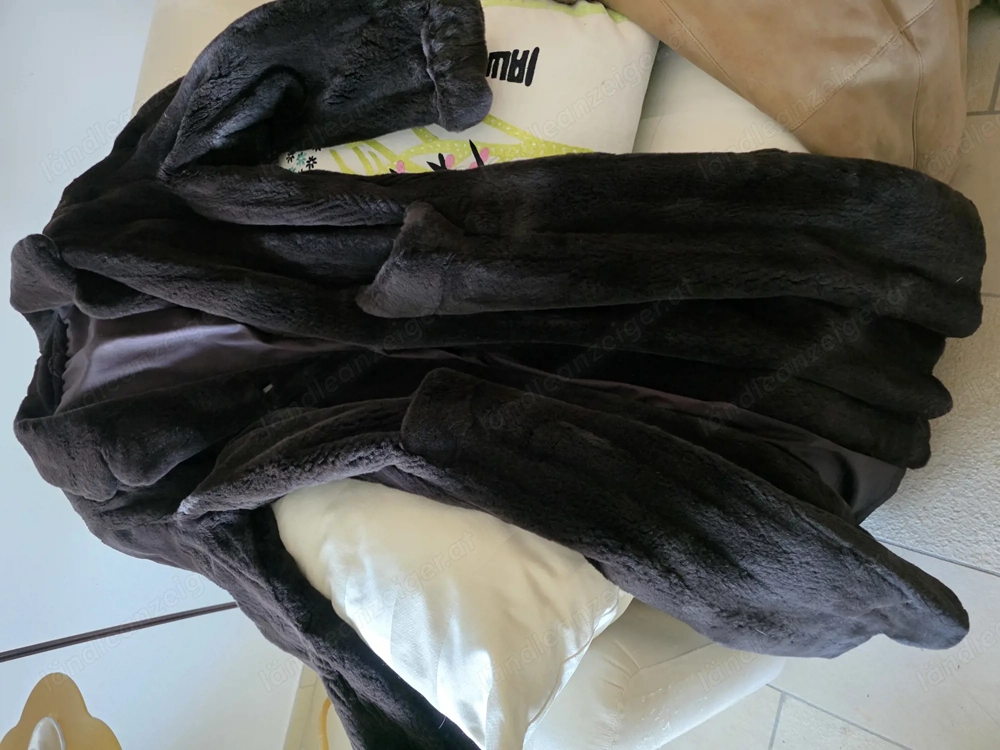 Schöner Nerz-Pelzmantel