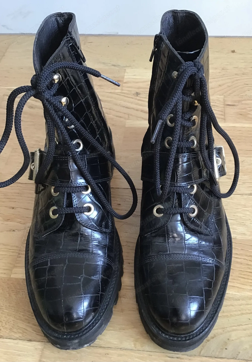 Schwarze Lackleder-Stiefletten