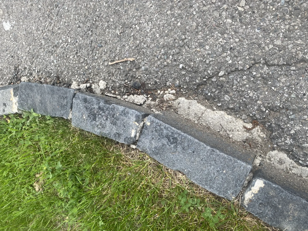 Übernehme zu fairen Konditionen Randsteinabschrägungen  bei Hauseinfahrten Ausfahrten Parkplatzinsel