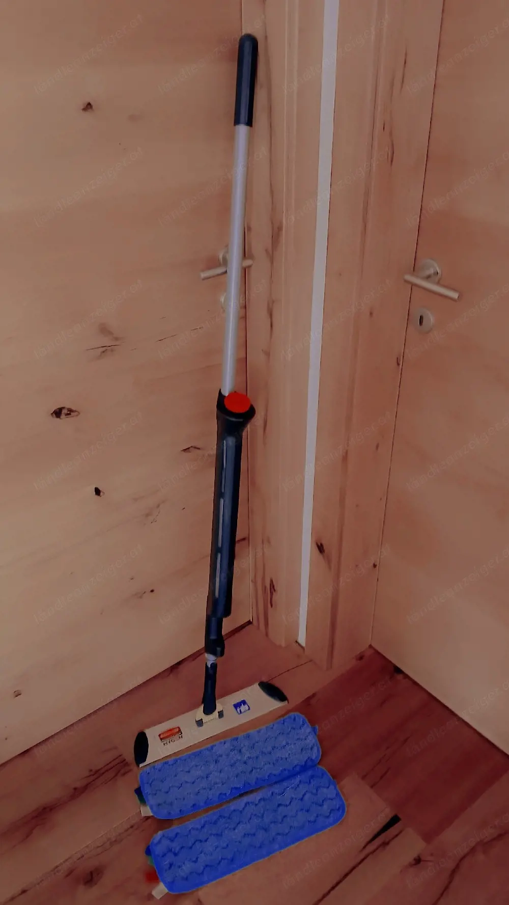 Bodenwischer mit Wassertank