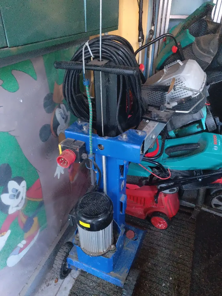 Holzspalter  stehend neuwertig.