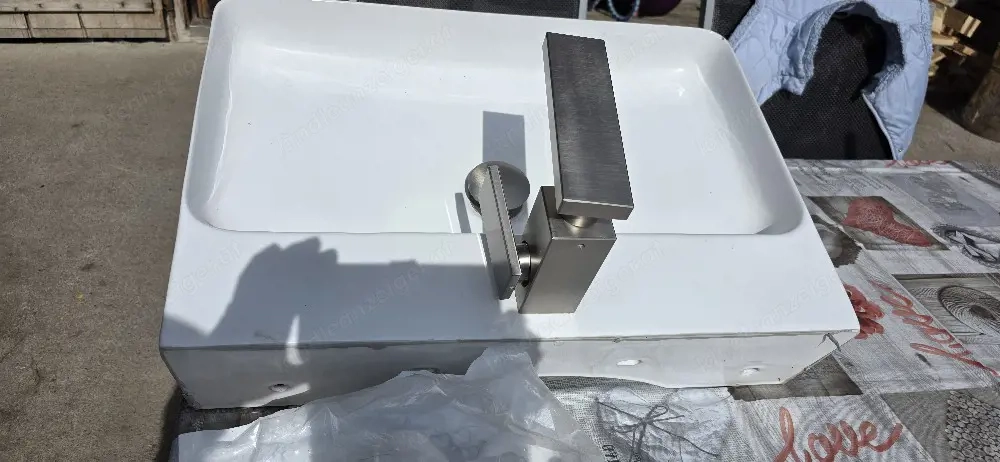 waschbecken mit Armatur und Siffon