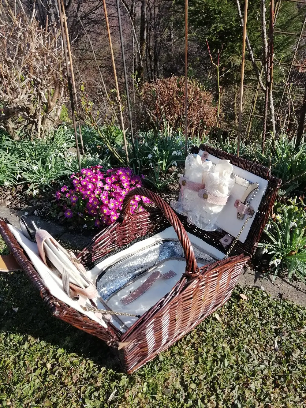 Nagelneuer Picknickkorb 