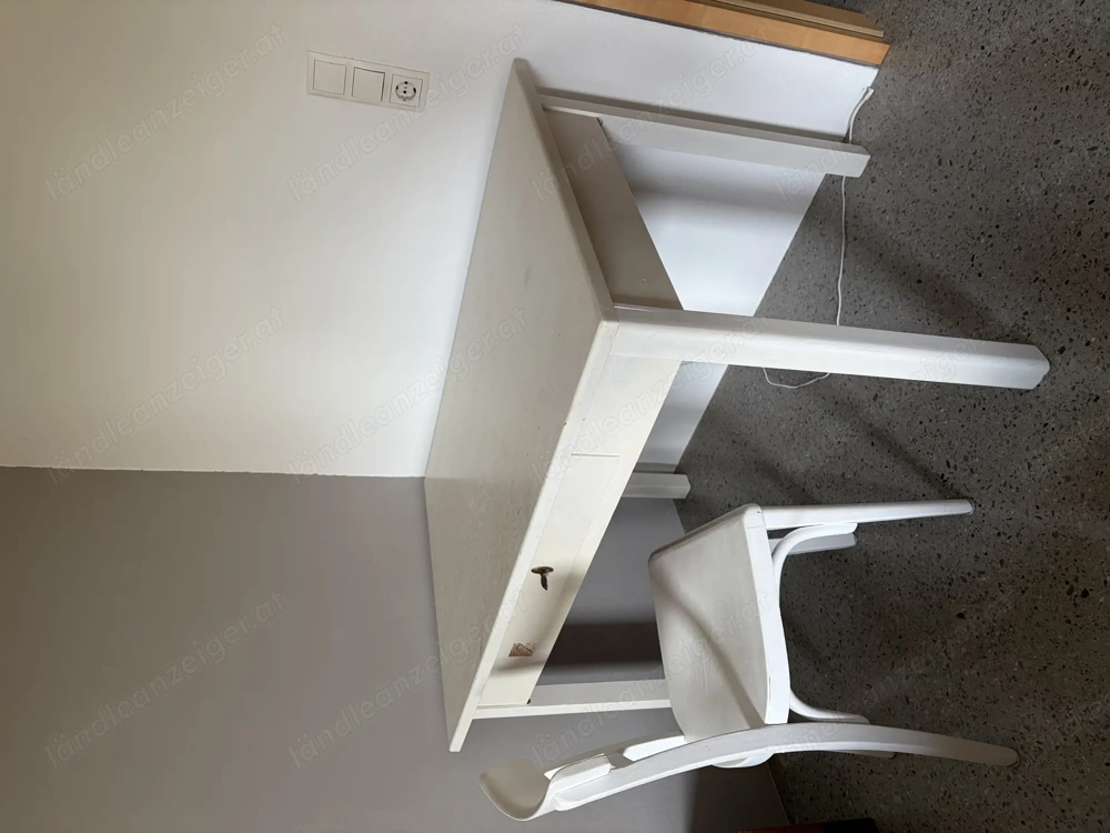 Weißer Tisch mit Stuhl