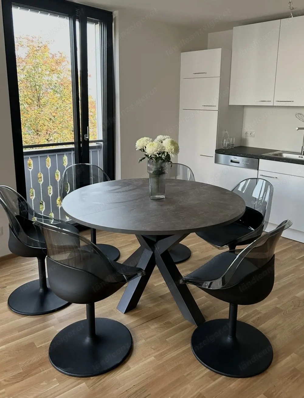 Runder Marmortisch & 6 Drehstühle