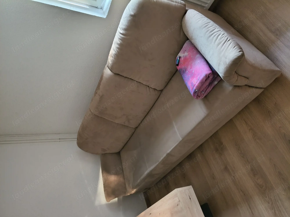 Gut erhaltene Couch 