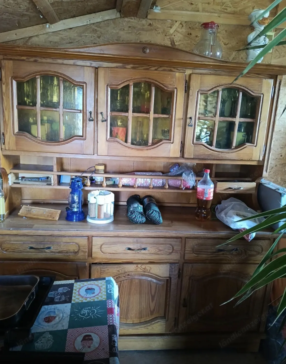 verkaufe  Alte Kredenz besteht aus Ober und Unter  Teil 