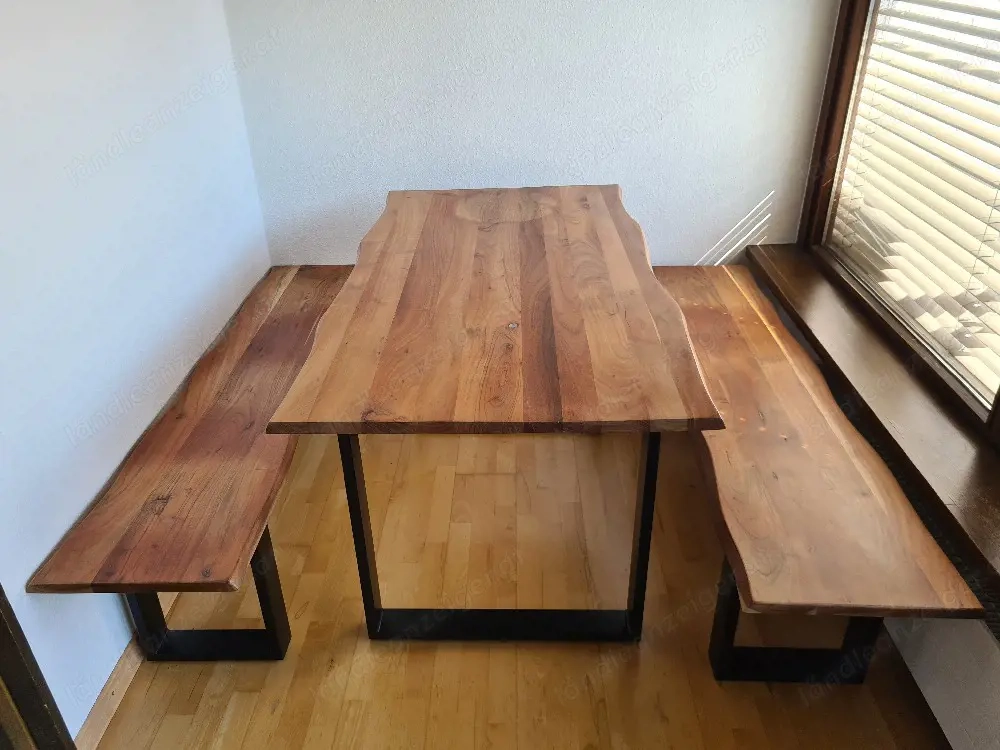 Esstisch mit zwei Bänken