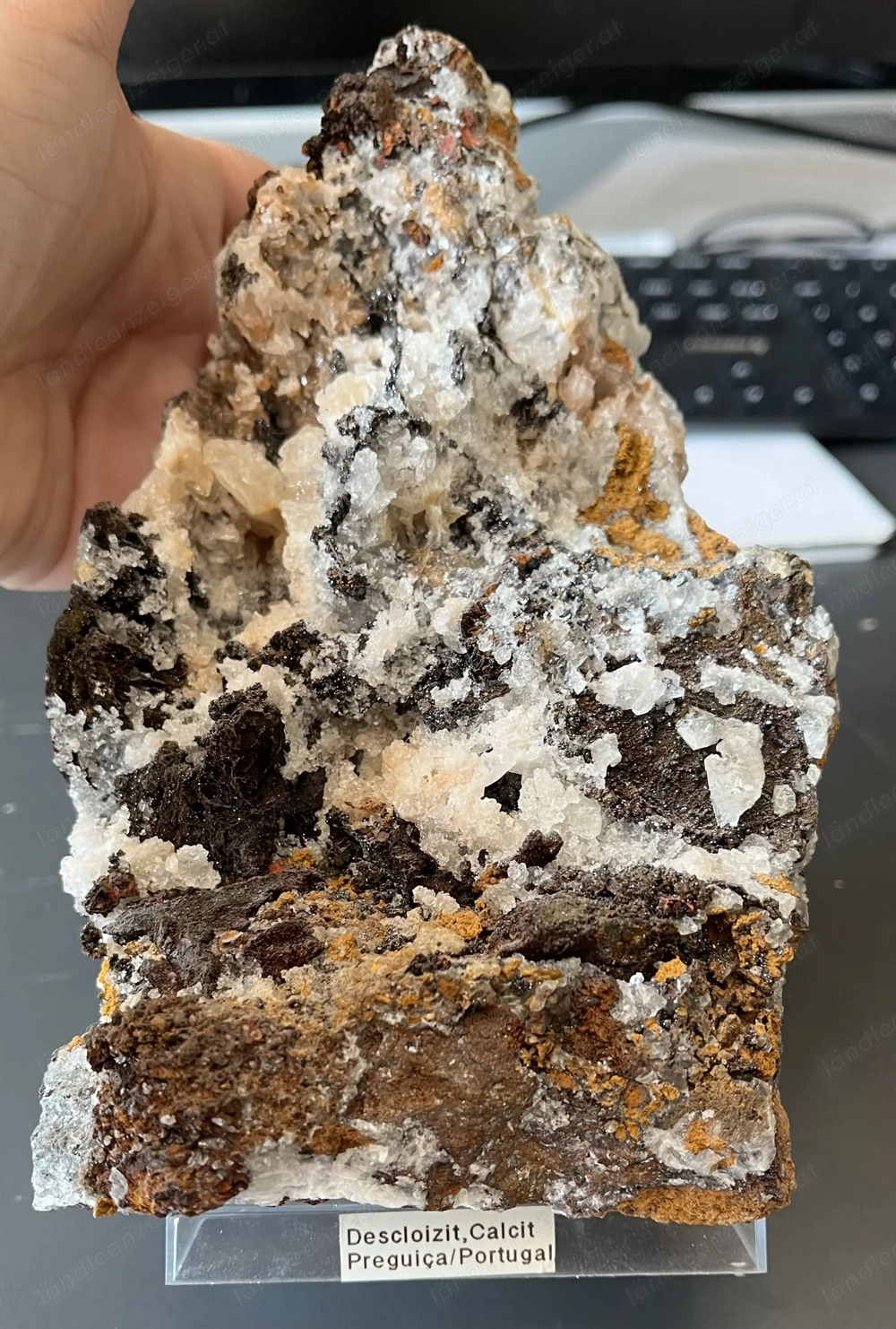 Descloizit mit Calcit aus Portugal 