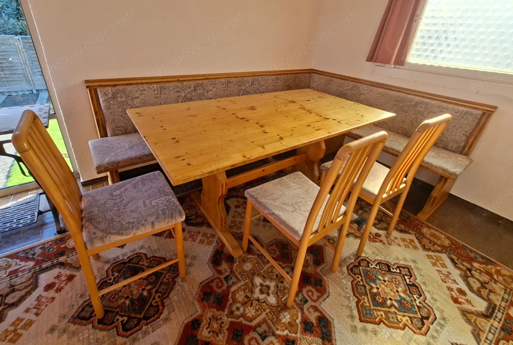 Eckbank mit Tisch uns Stühle