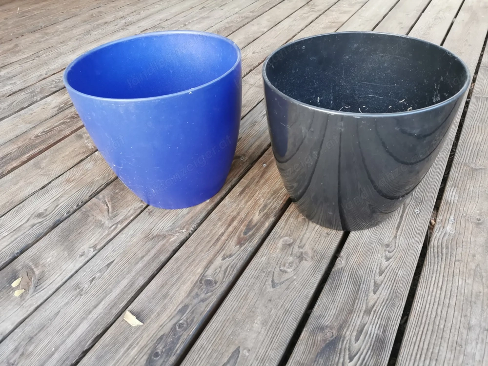 Übertöpfe, blau und schwarz 