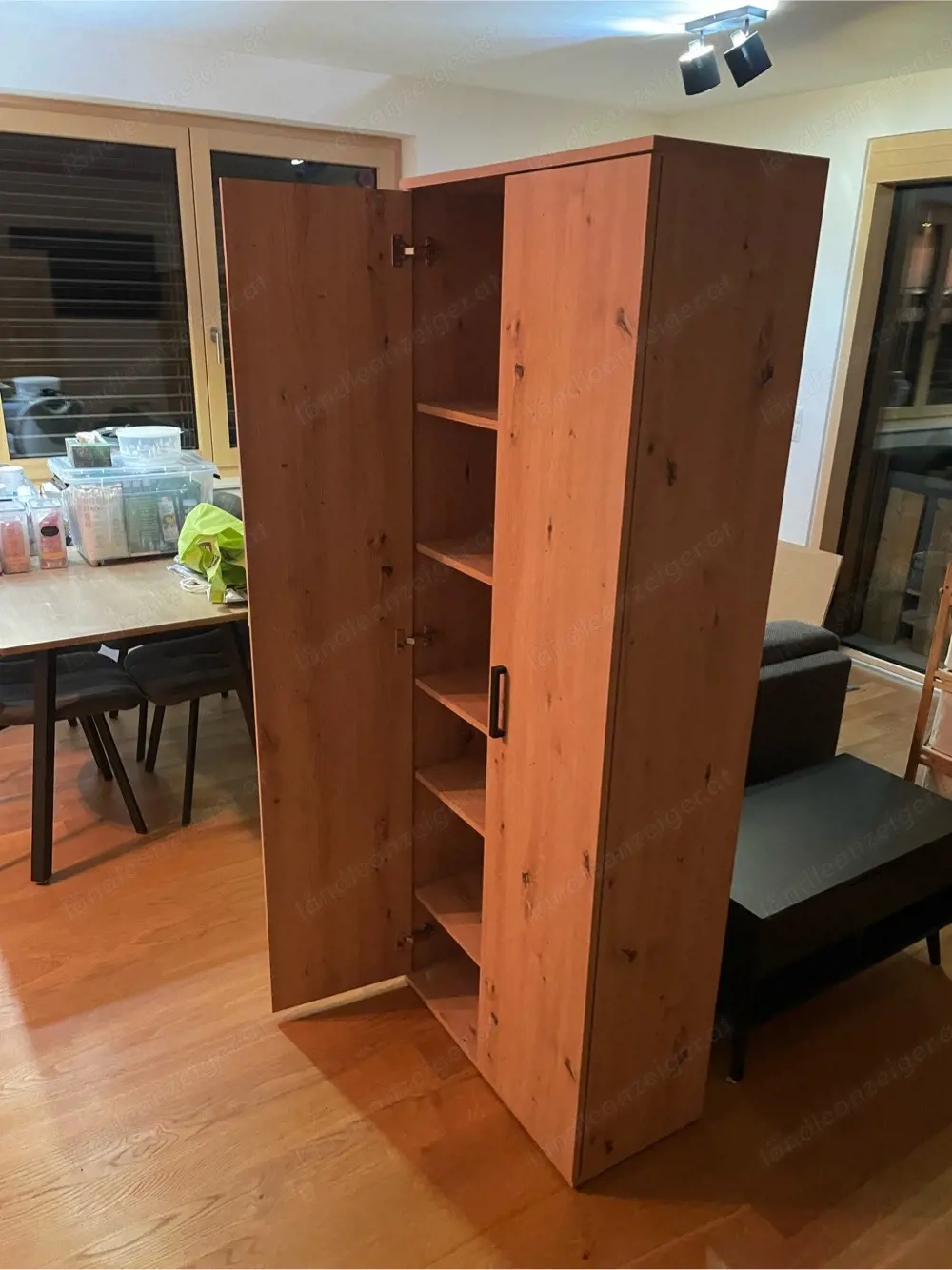 Schrank mit Einlageböden