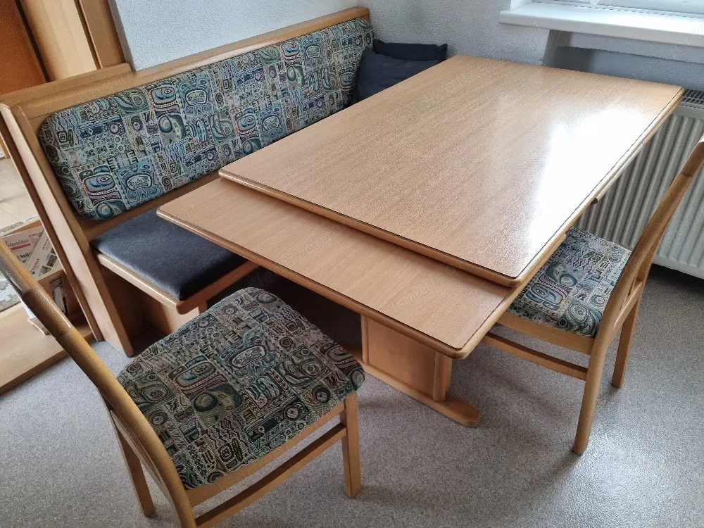 Eckbank mit Tisch und Stühlen