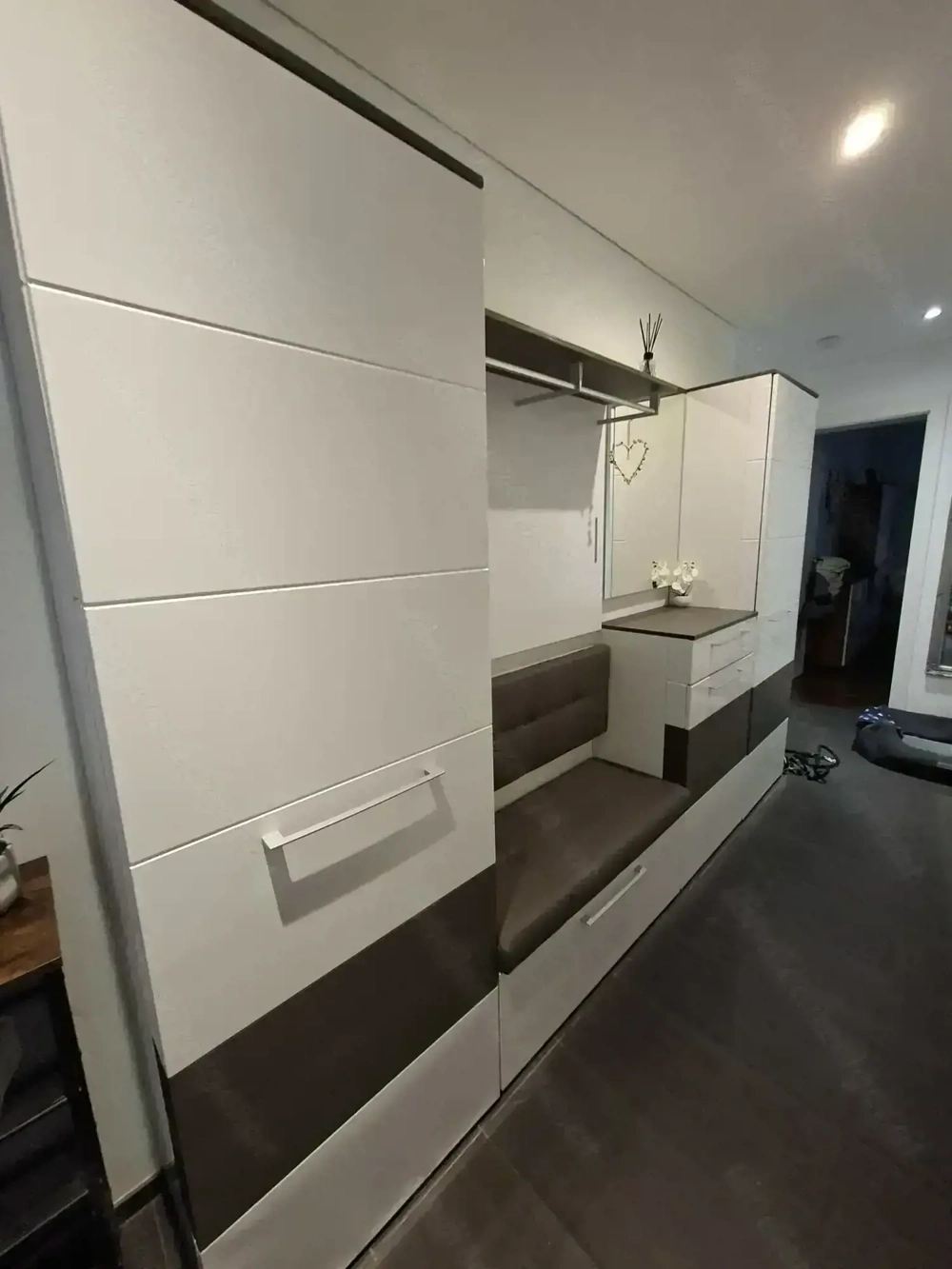 Garderobe grau - weiß mit Sitzbank