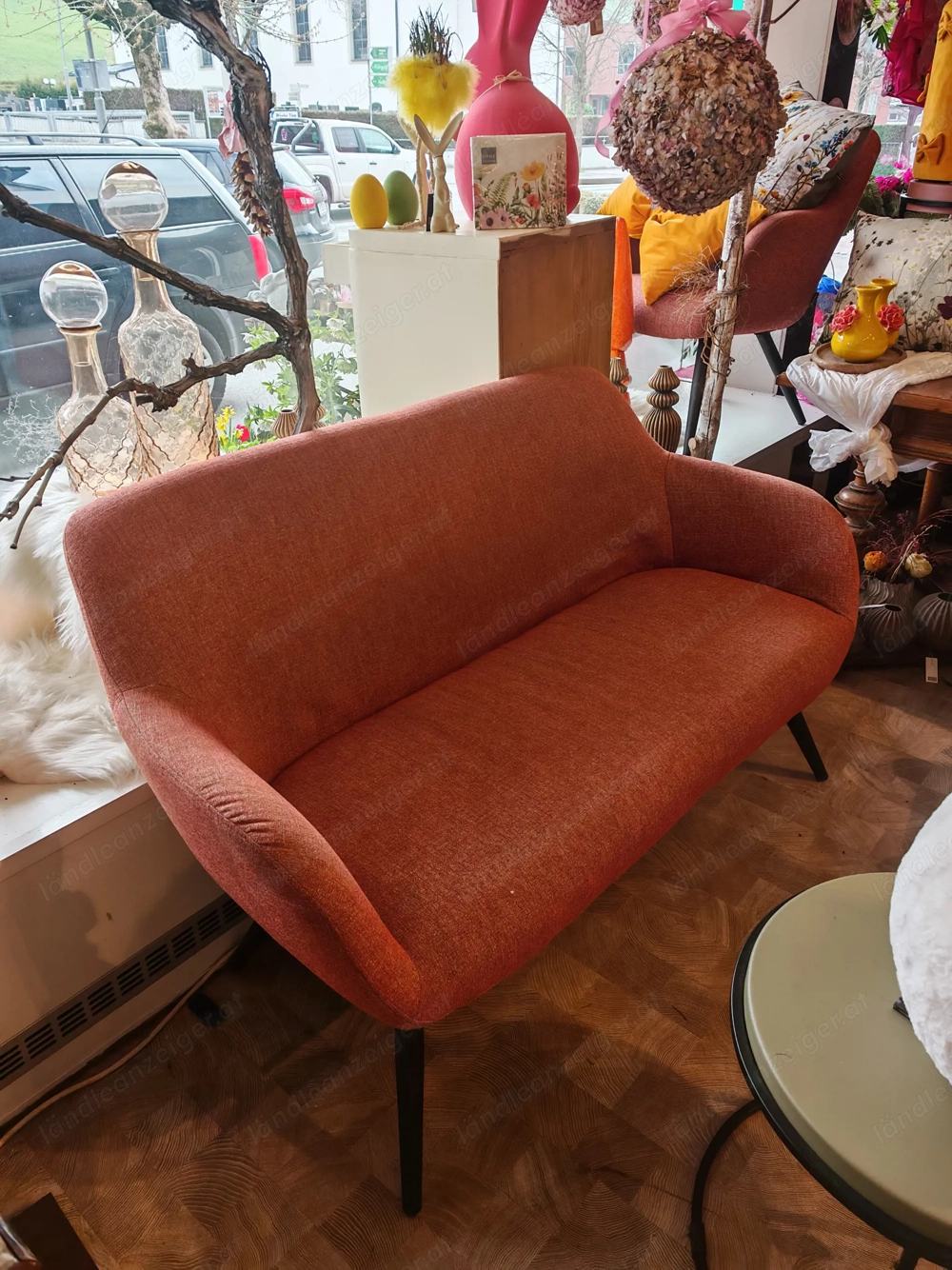 Hübsches zwei  Sitzer Sofa mit zwei Lounge Sesseln