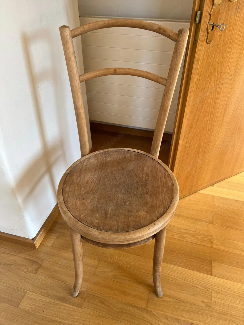 Alter Thonet-Stuhl etwas renovierungsbedürftig