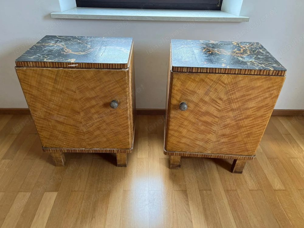 Zwei antike Nachtkästchen
