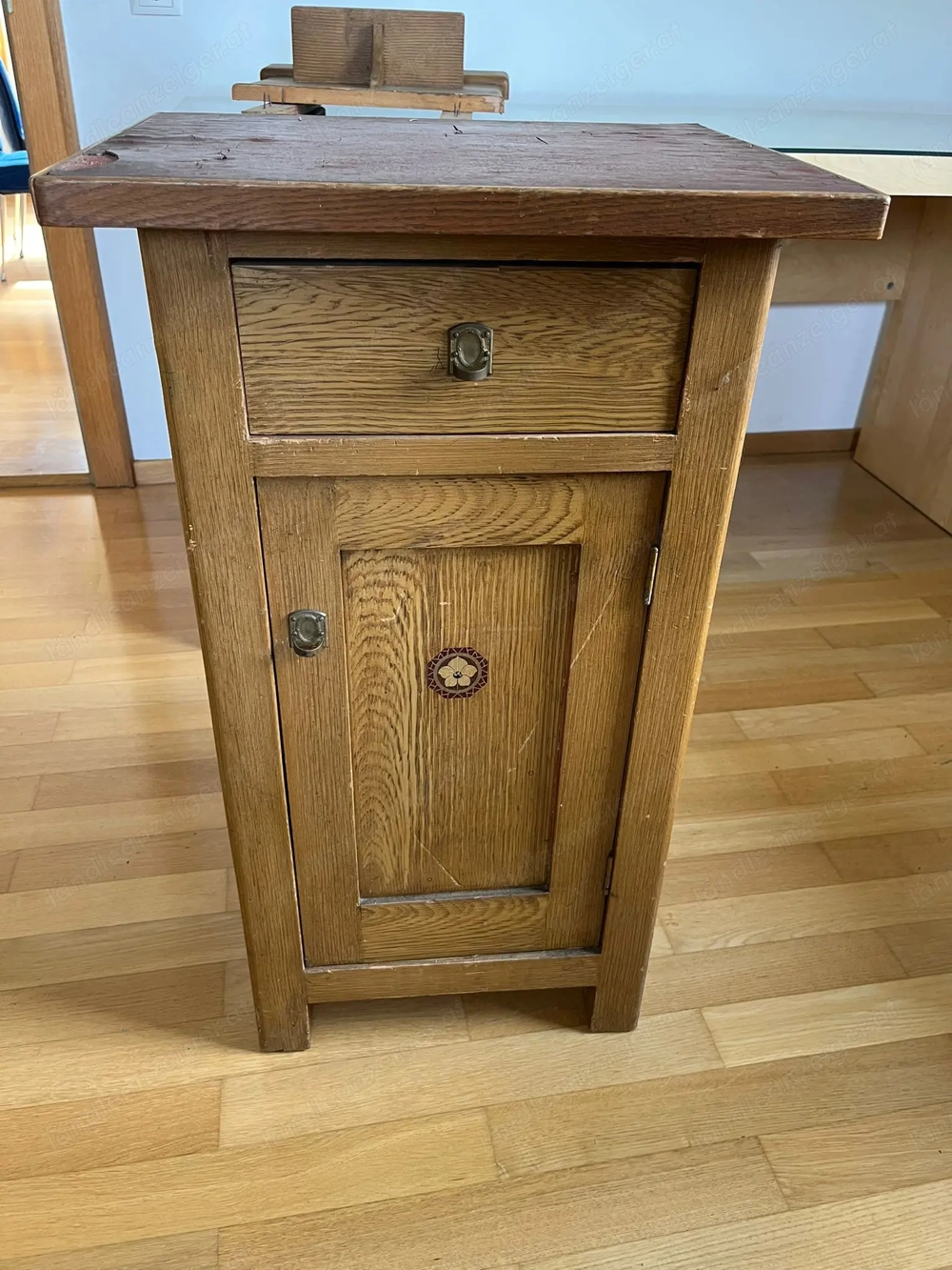 Antikes Nachtkästchen mit fehlerhafter Oberfläche