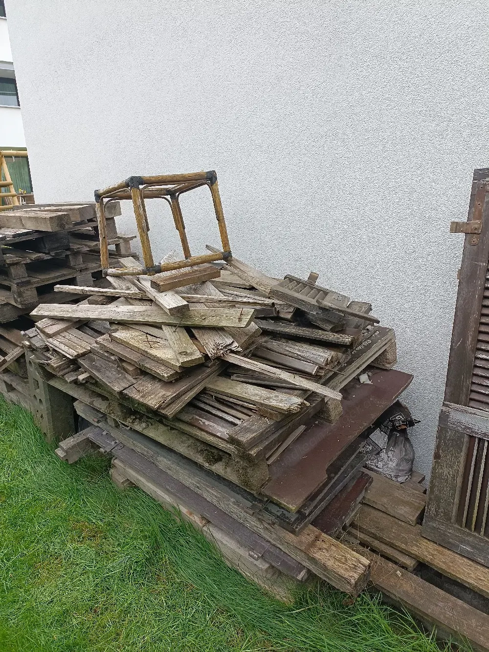 Europaletten. Brennholz . Gratis 