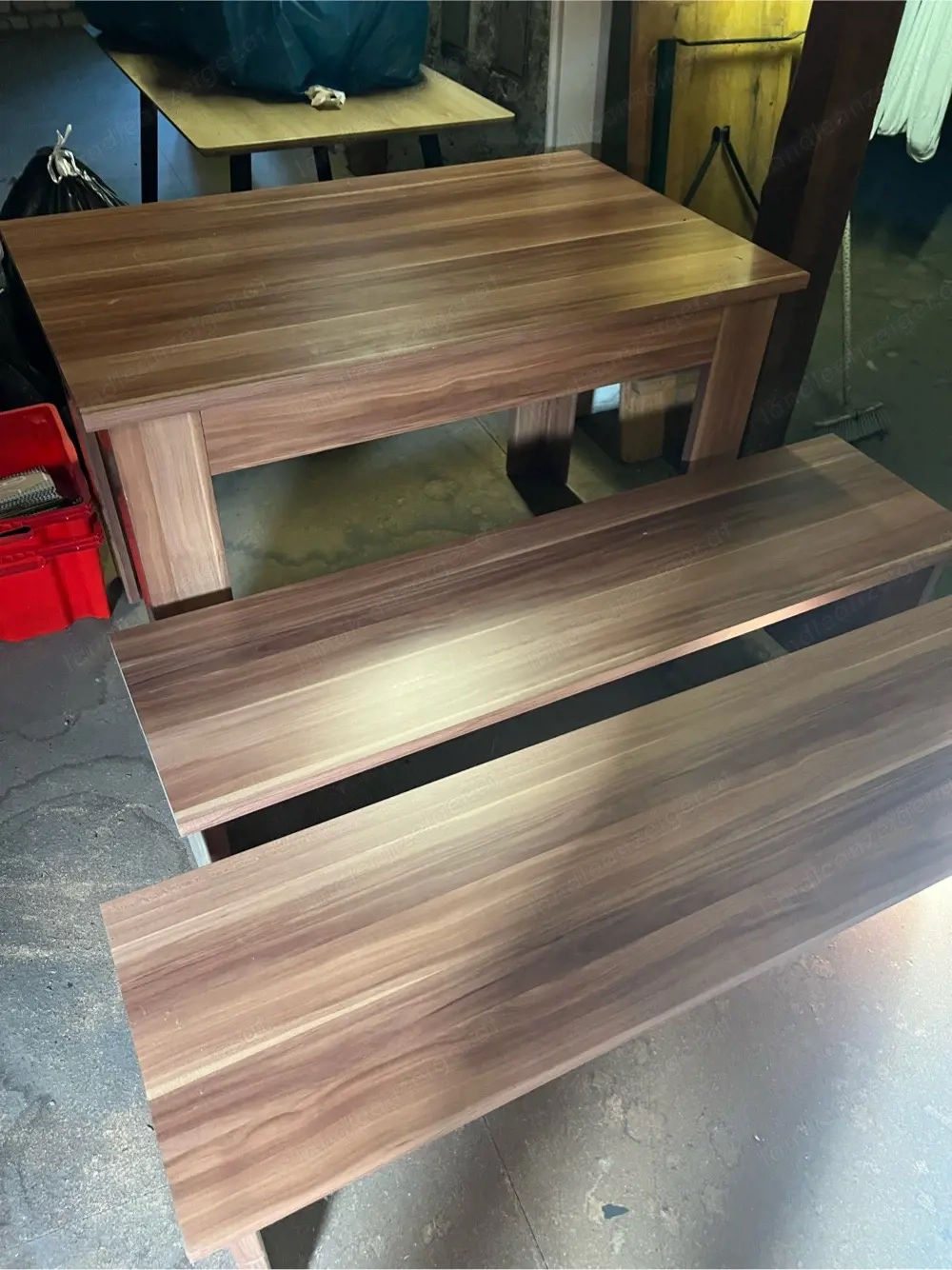 Tisch mit 2 bänke und 2 stühle 