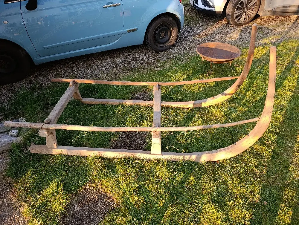 Alter Hornschlitten - Dekoration