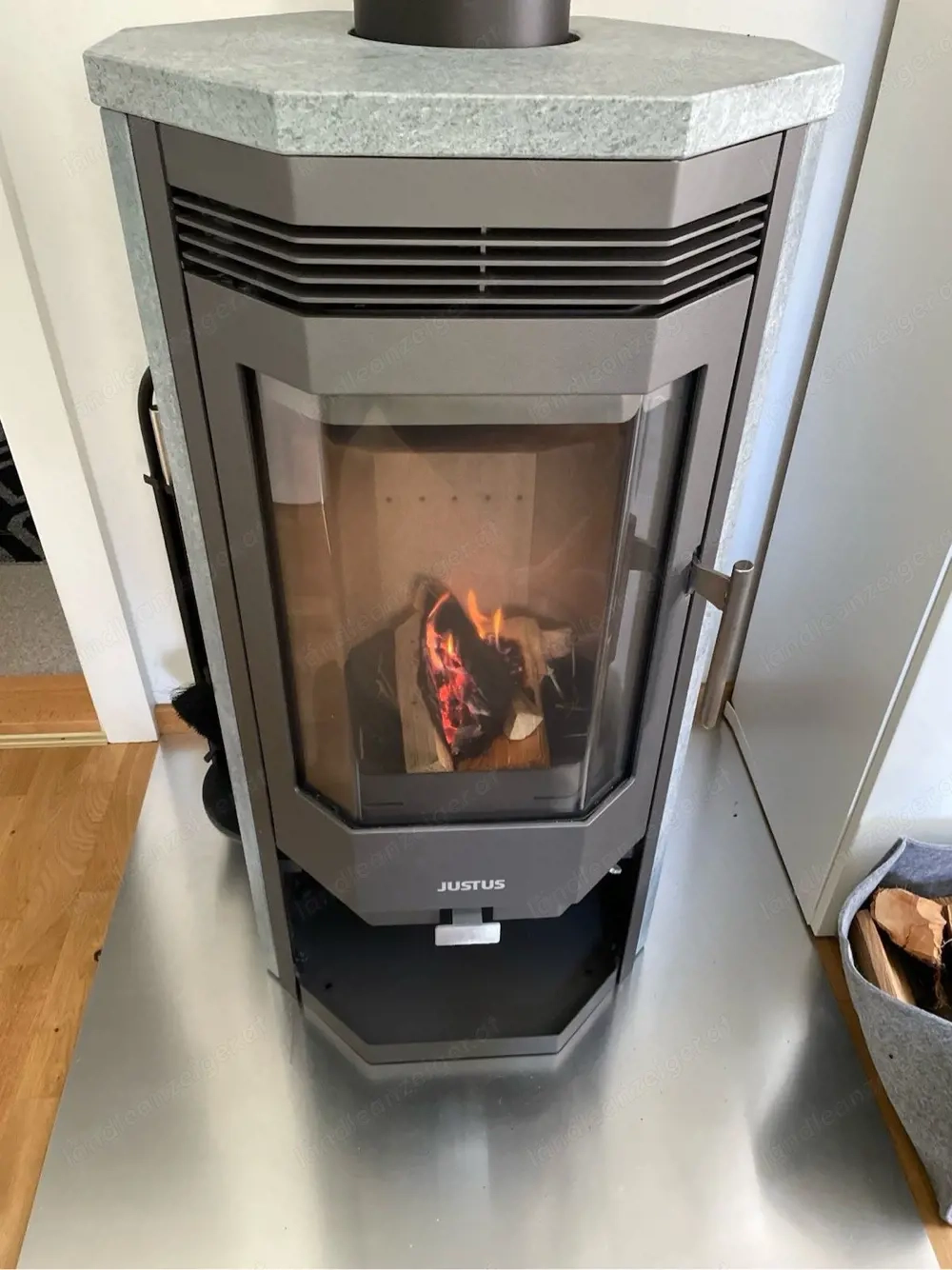 Justus Kaminofen Usedom 5 inkl. Ofenrohr, Bodenplatte und Kaminzubehör.