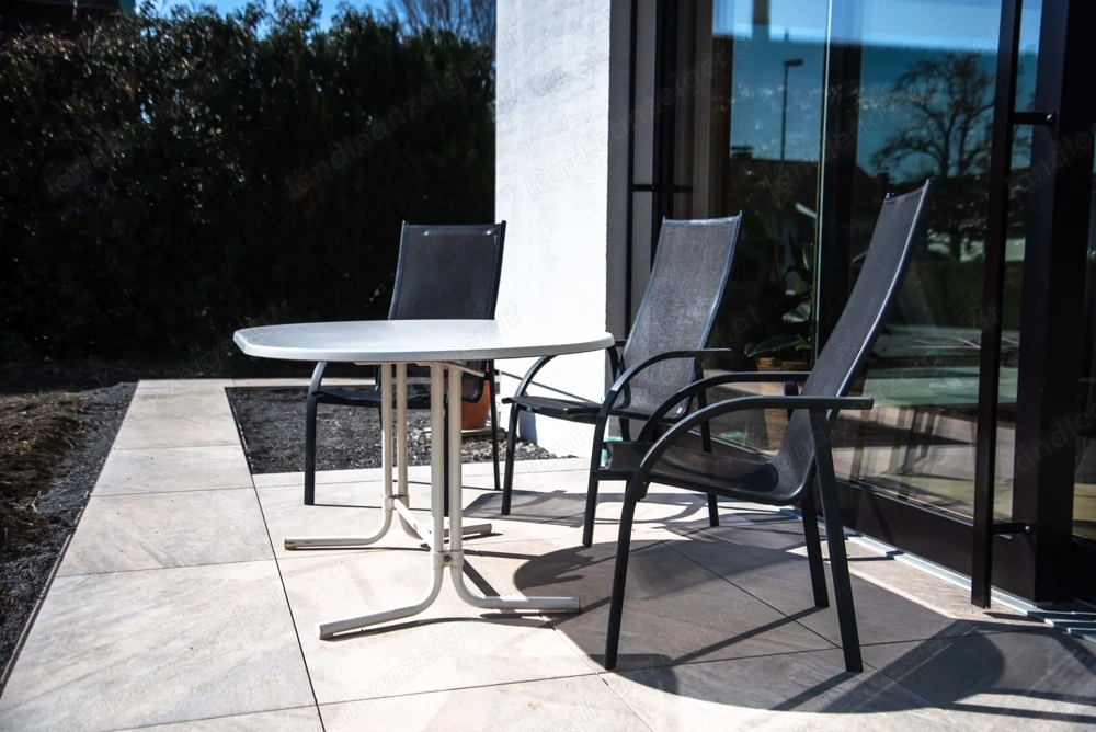 Klapptisch für den Garten und 3 Gartenstühle