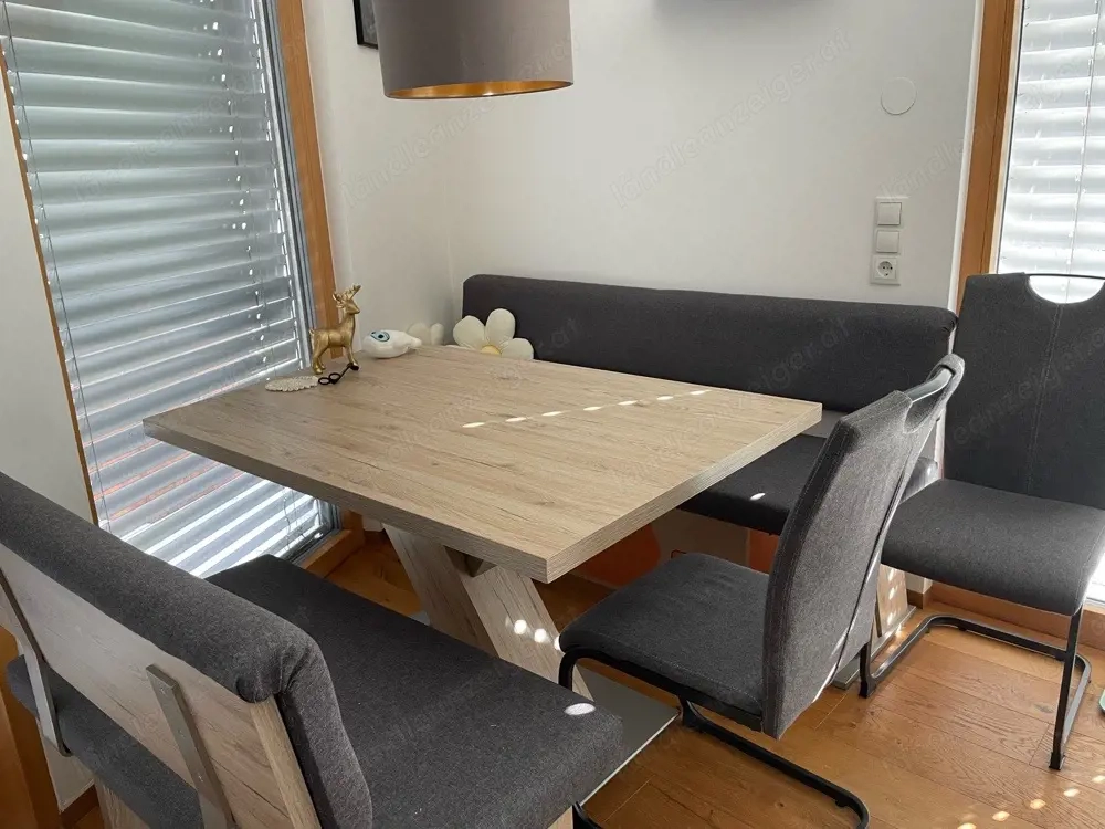 Esstisch und Bank im grau und braun