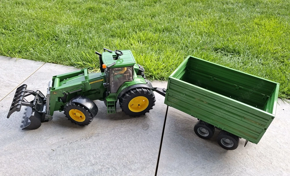 BRUDER Traktor John Deere mit Anhänger und Ballenpresse