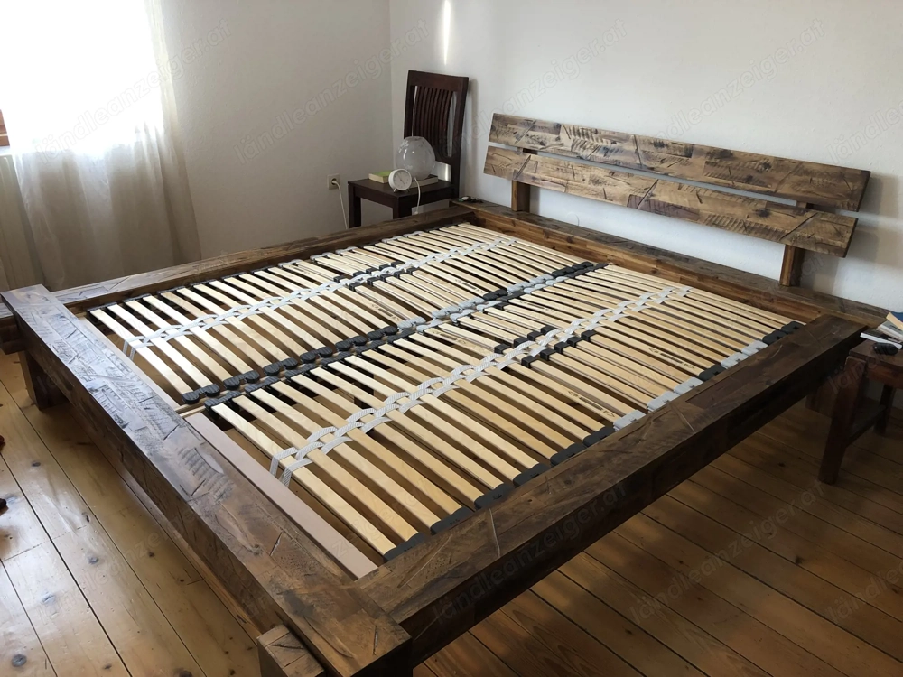 Massives schönes Holzbett 