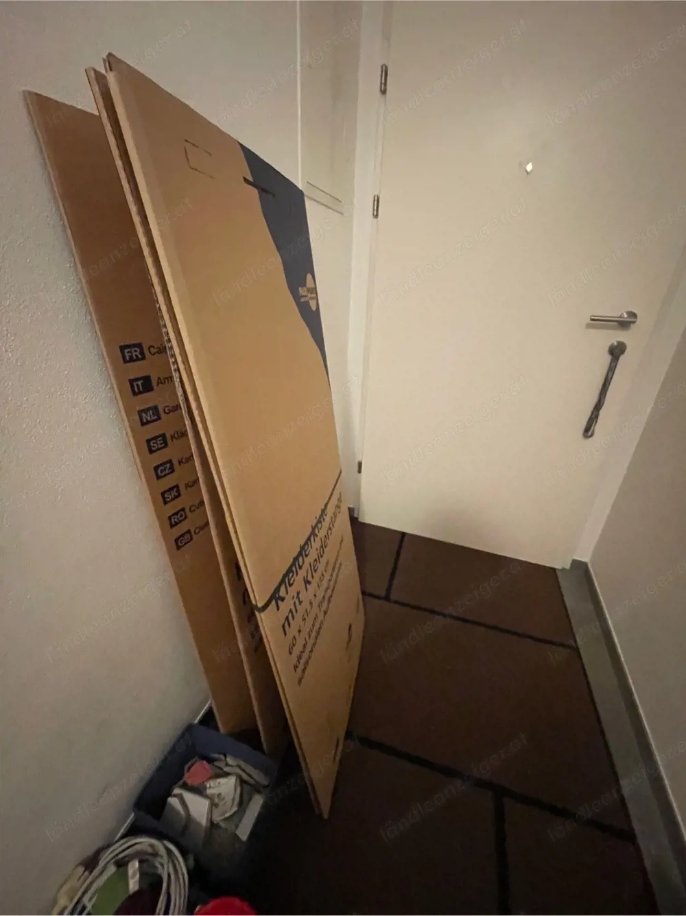 Umzugskartons mit Kleiderstange