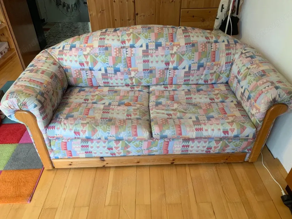 Ausziehbare Couch, Schreibtische, Rollcontainer