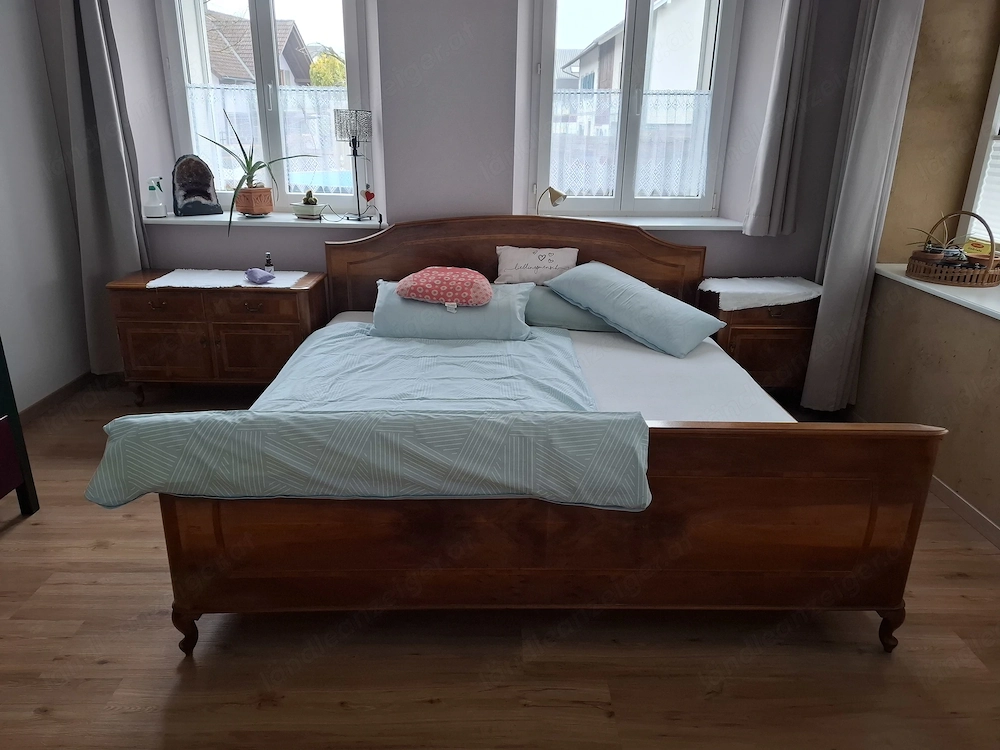 Nussholzdoppelbett + 2 Nachtkästchen 