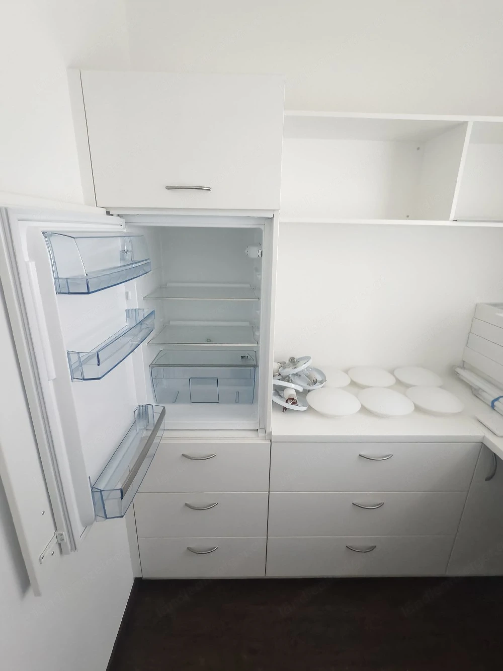 ZU VERSCHENKEN! Kühlschrank und Einbaumöbel