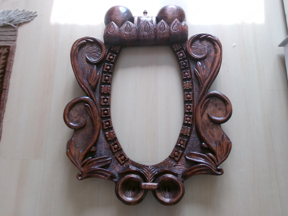 geschnitzter Bilder- oder Spiegelrahmen