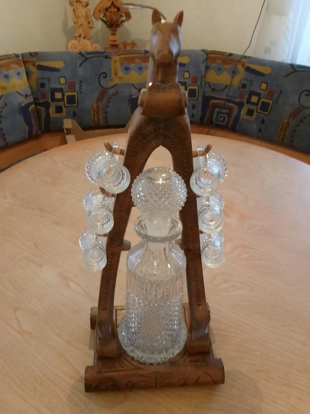 Schnapsgläser + Flasche in einem geschnitzten Holzgestell 