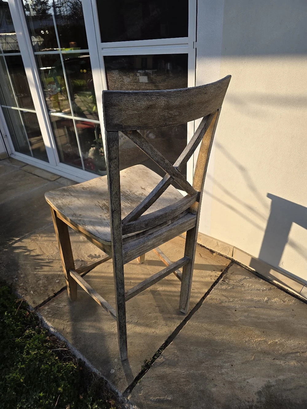 Massiver Holztisch mit 6 Stühlen   wartet auf neues Leben