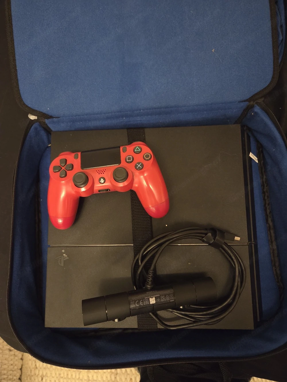 Sony Playstation 4 mit Controller Kamera und Spiele