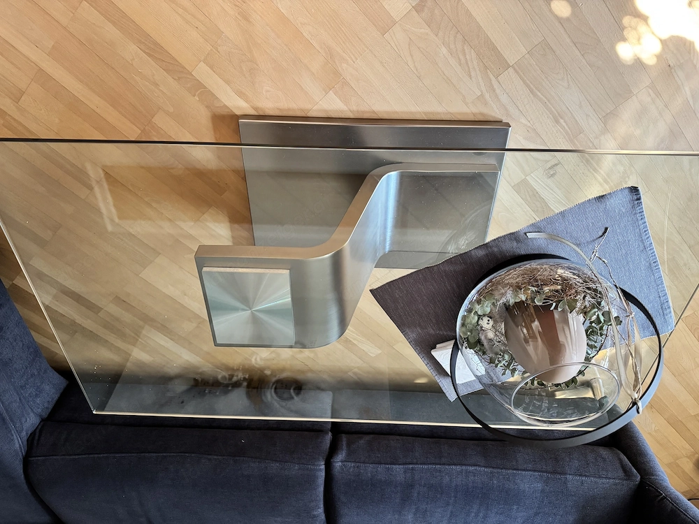 Couchtisch mit Glasplatte zu verkaufen