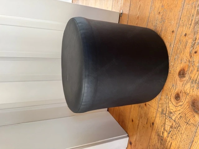 Hocker in schwarz und runder Form