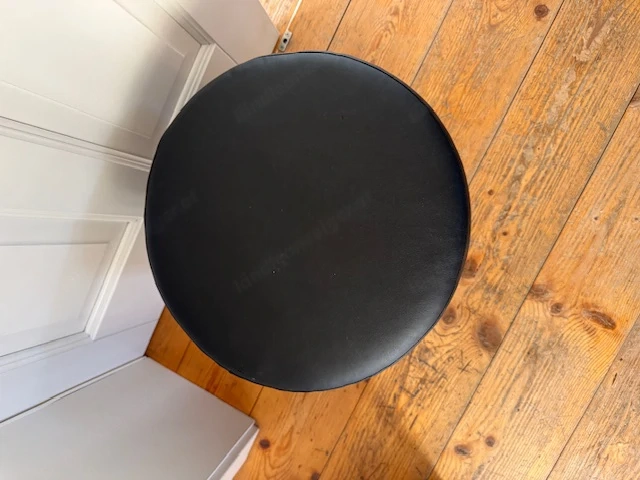 Hocker in schwarz und runder Form