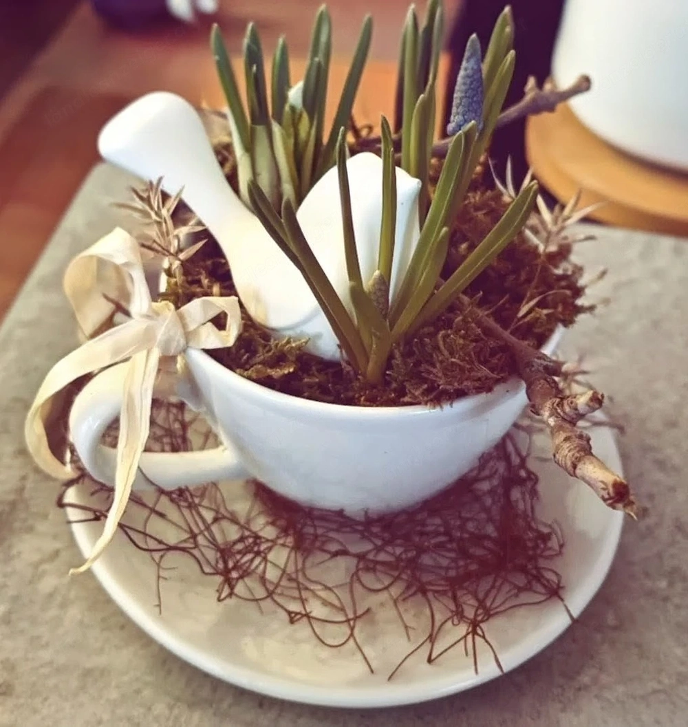 Deko Frühling in Tasse mit Blumen und Vogel 