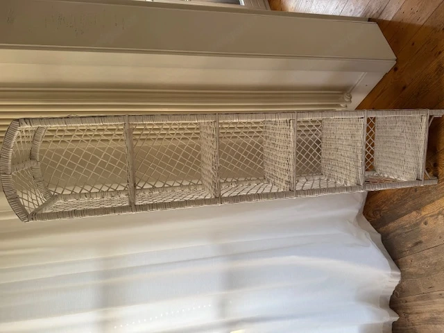 Regal aus Rattan in weißer Farbe