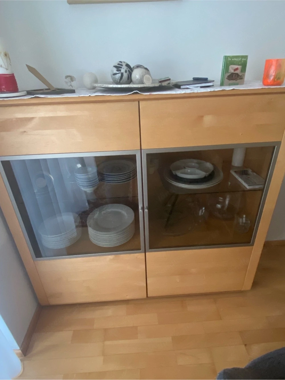 kasten mit glasvitrine (vollholz)